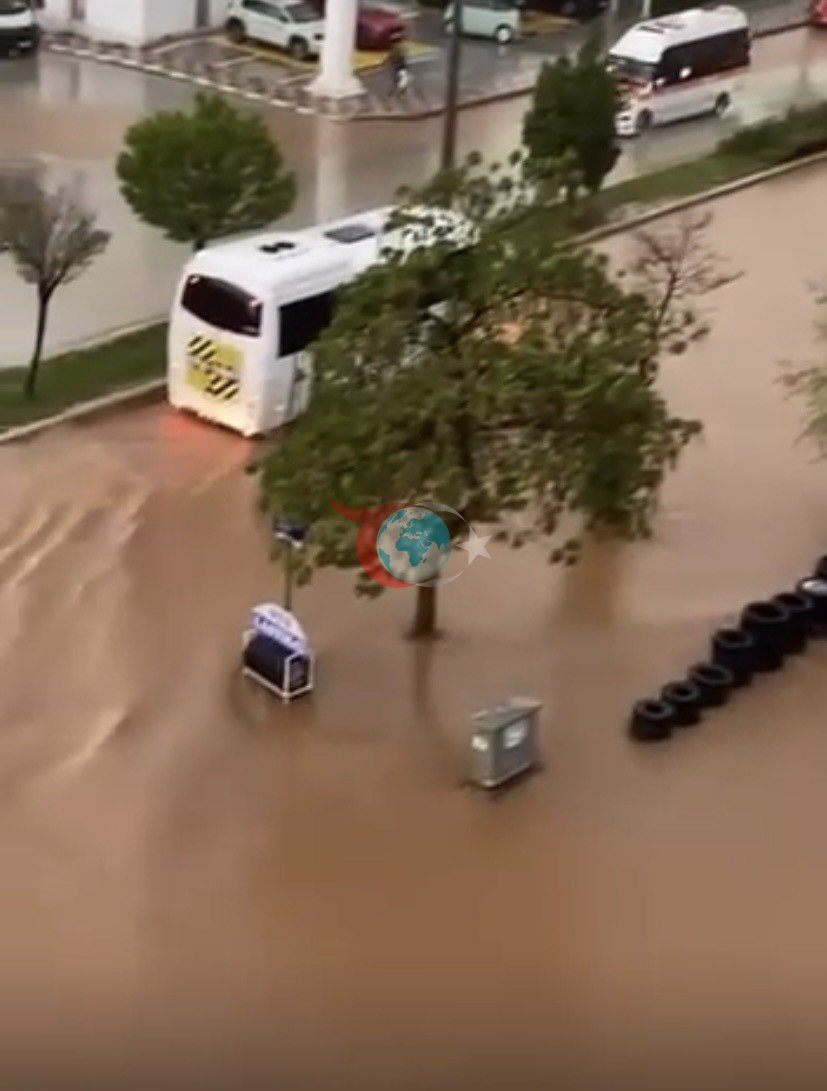 Bozüyük&rsquo;te sağanak yağış hayatı olumsuz etkiledi