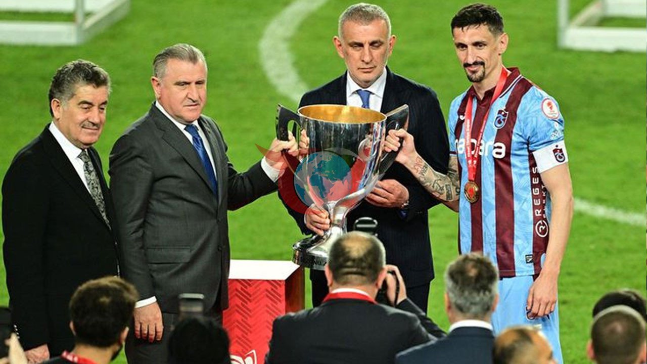 TFF prezidenti Hacıosmanoğlu kuboku Trabzonspora təqdim edib