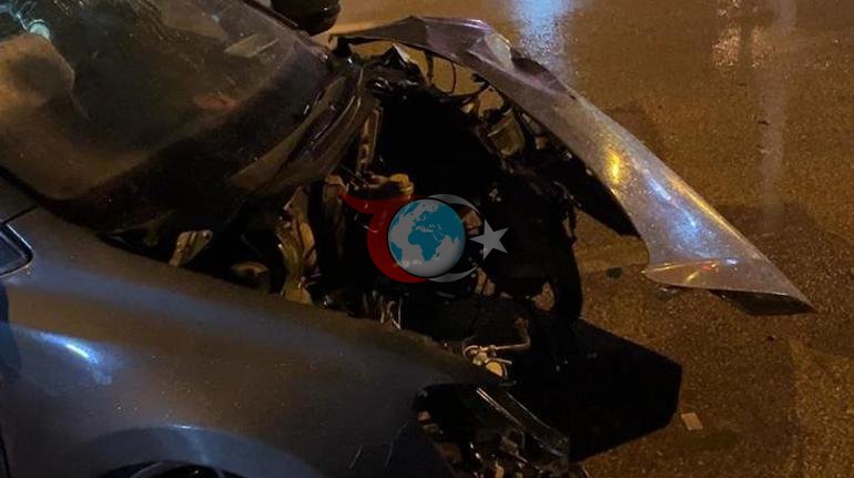 Bursada feci kaza: Otomobilin motoru metrelerce uzağa savruldu; 1i ağır 2 yaralı
