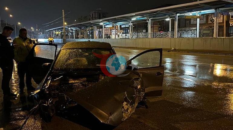 Bursada dəhşətli qəza: Avtomobilin mühərriki metrlər kənara atıldı; 2 yaralı, 1-i ağır