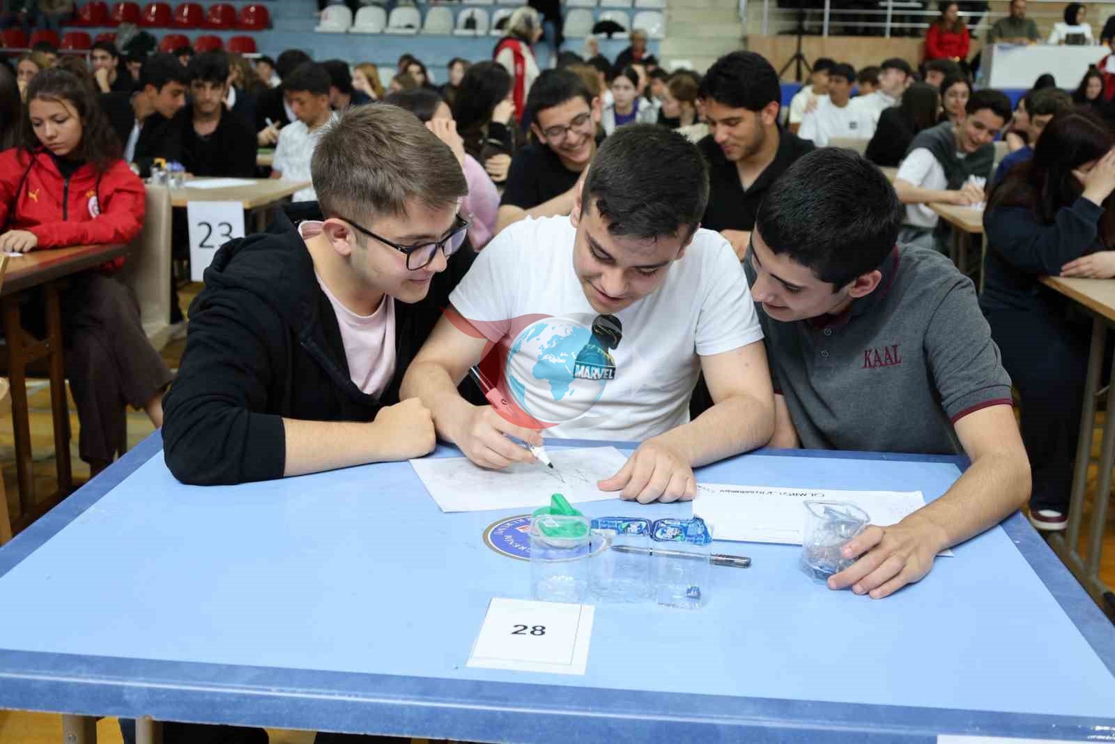 Билееде жаштар маалымат үчүн жарышты.