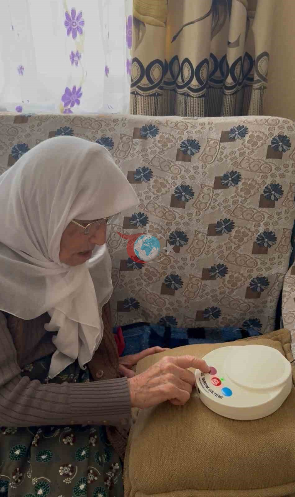 Gediz'de 'Tek Tuşla Destek' Projesiyle Yalnızlık Son Buluyor