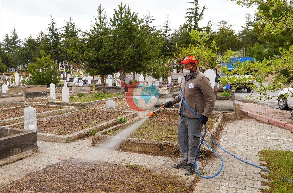 Melikgazi Mezarlıkları Kurban Bayramı İçin Hazırlanıyor