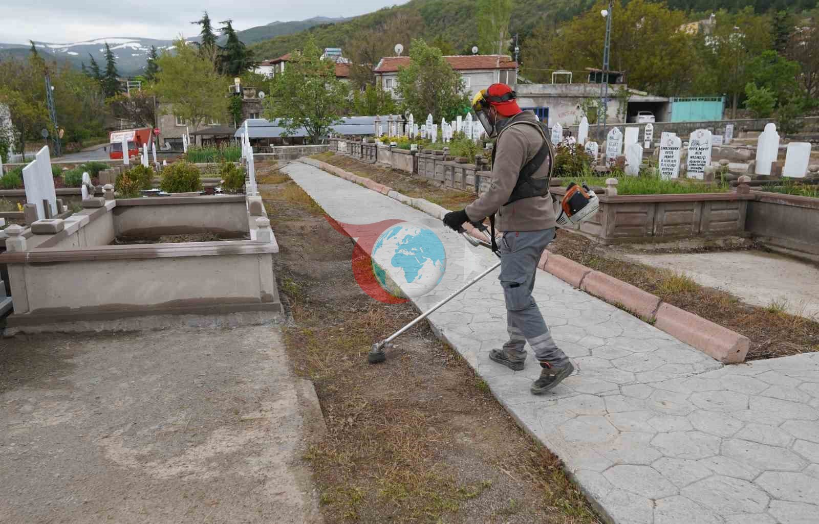 Melikgazi’de mezarlıklar bayrama hazırlanıyor