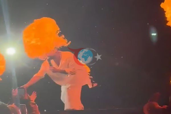 Tan Taşçı'nın İzmir Konserinde Alev Paniği