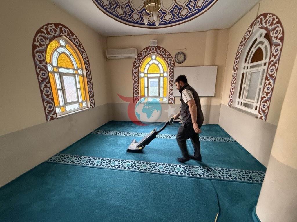 Kartepe'de Camiler Bayram Öncesi Özenle Hazırlanıyor