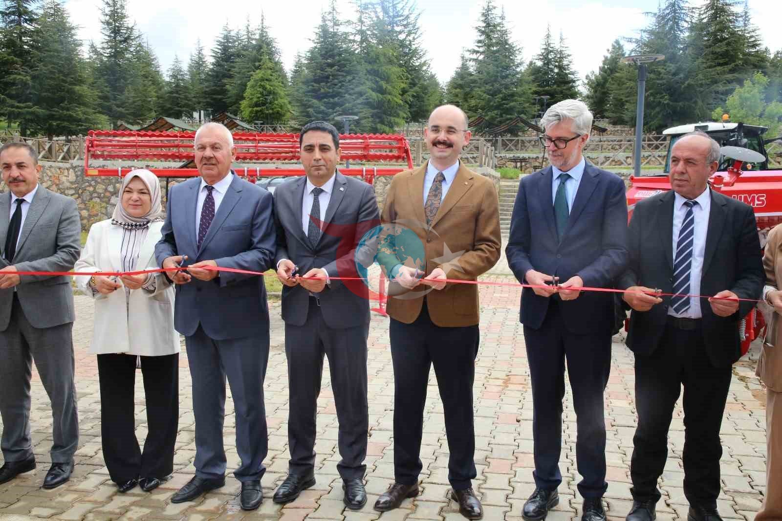 Doğanşehir&rsquo;de buğday üretimine güç katacak ortak tarım makineleri parkı açıldı