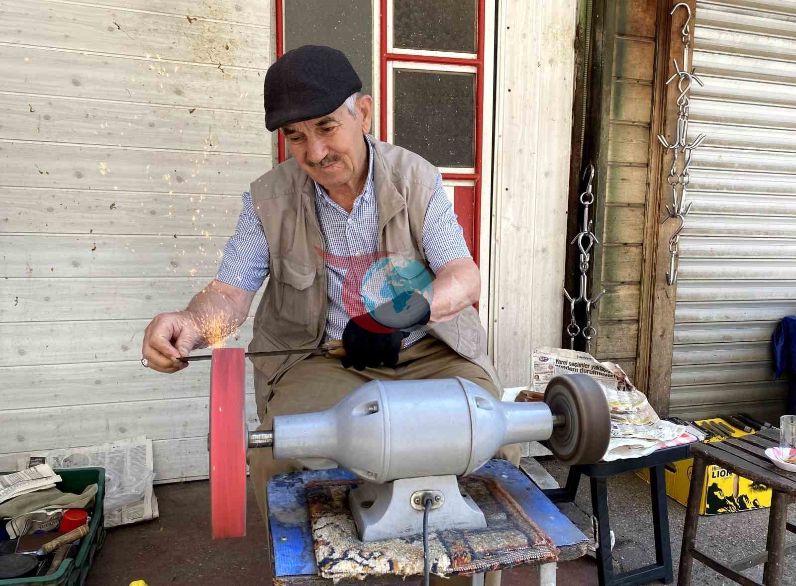 Alaşehir'de Kurban Bayramı Öncesi Bıçak Bileme Yoğunluğu