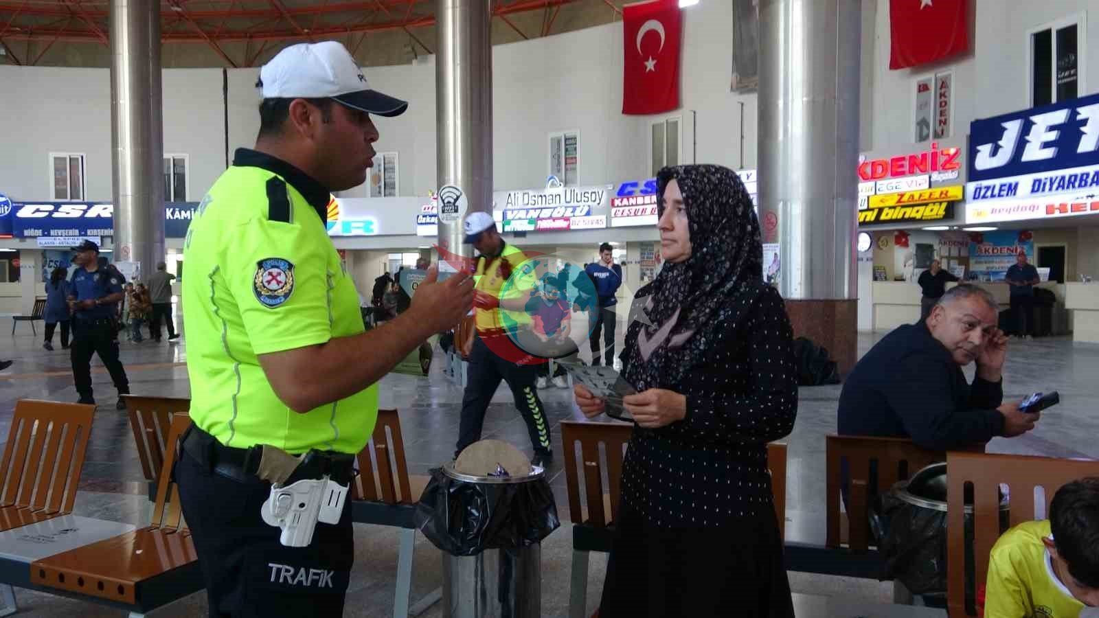 Bayram yolculuğuna çıkan vatandaşlar emniyet kemeri takılması konusunda bilgilendirildi