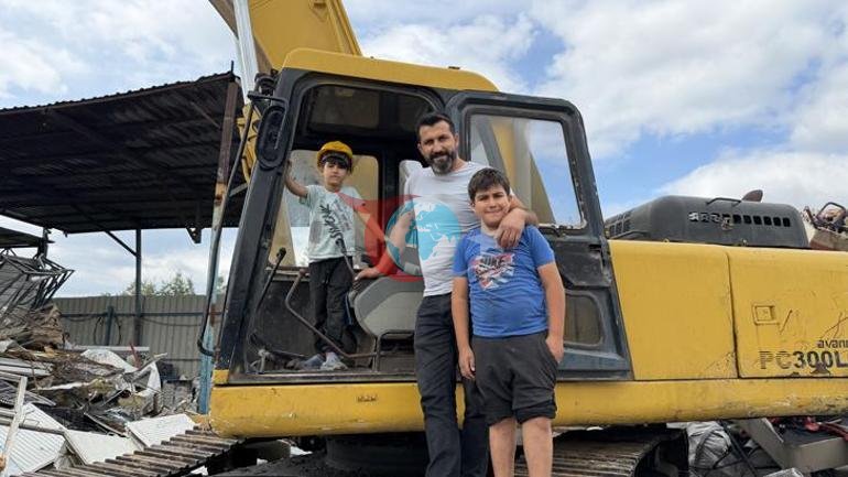 O, tikinti texnikasından oyuncaq oynayırmış kimi istifadə edir. Cəmi 6 yaşı var, amma nəhəng maşınlara rəhbərlik edir=