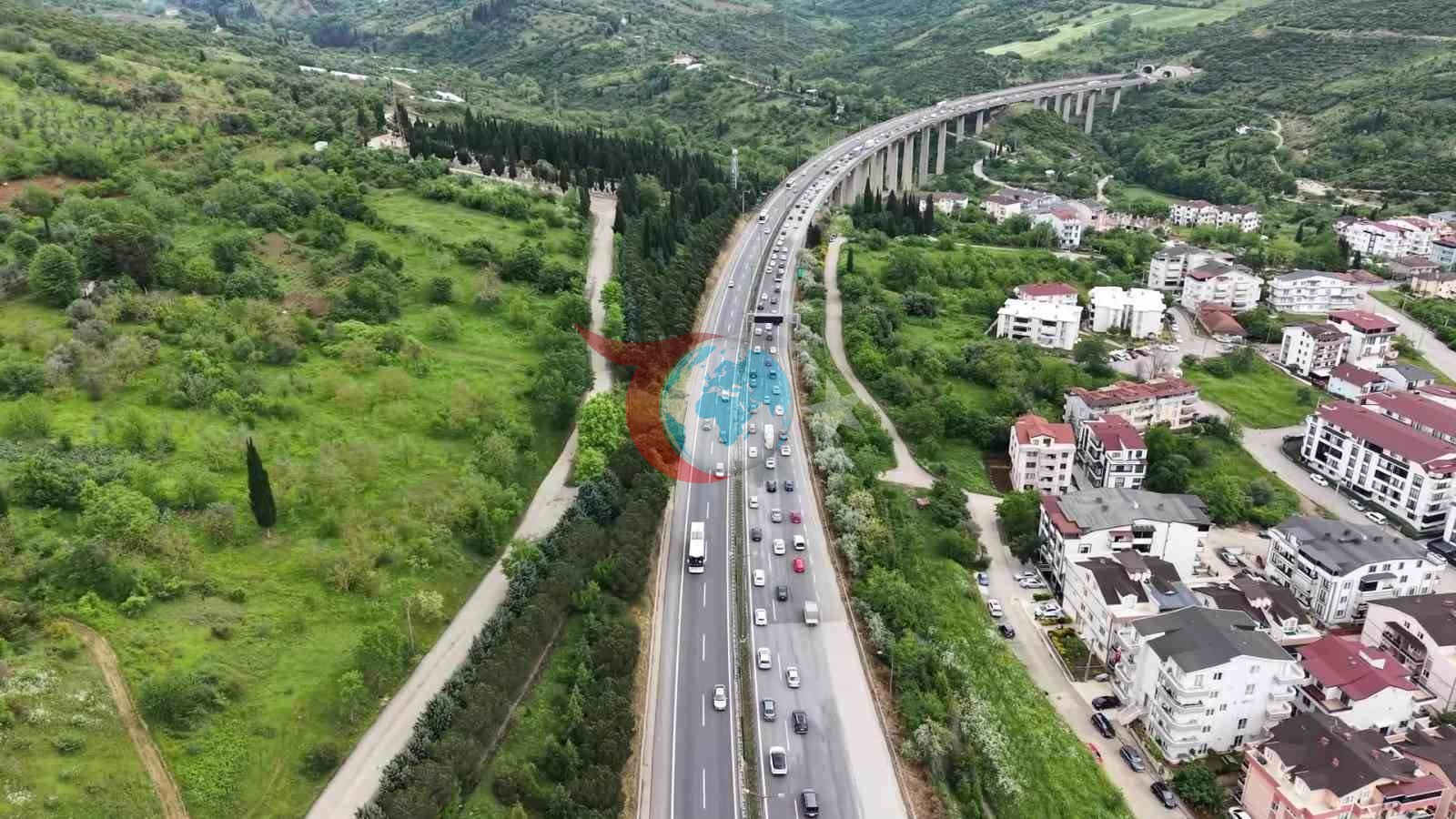 Tatilin ikinci gününde TEM’de trafik yoğun akıcı ilerliyor