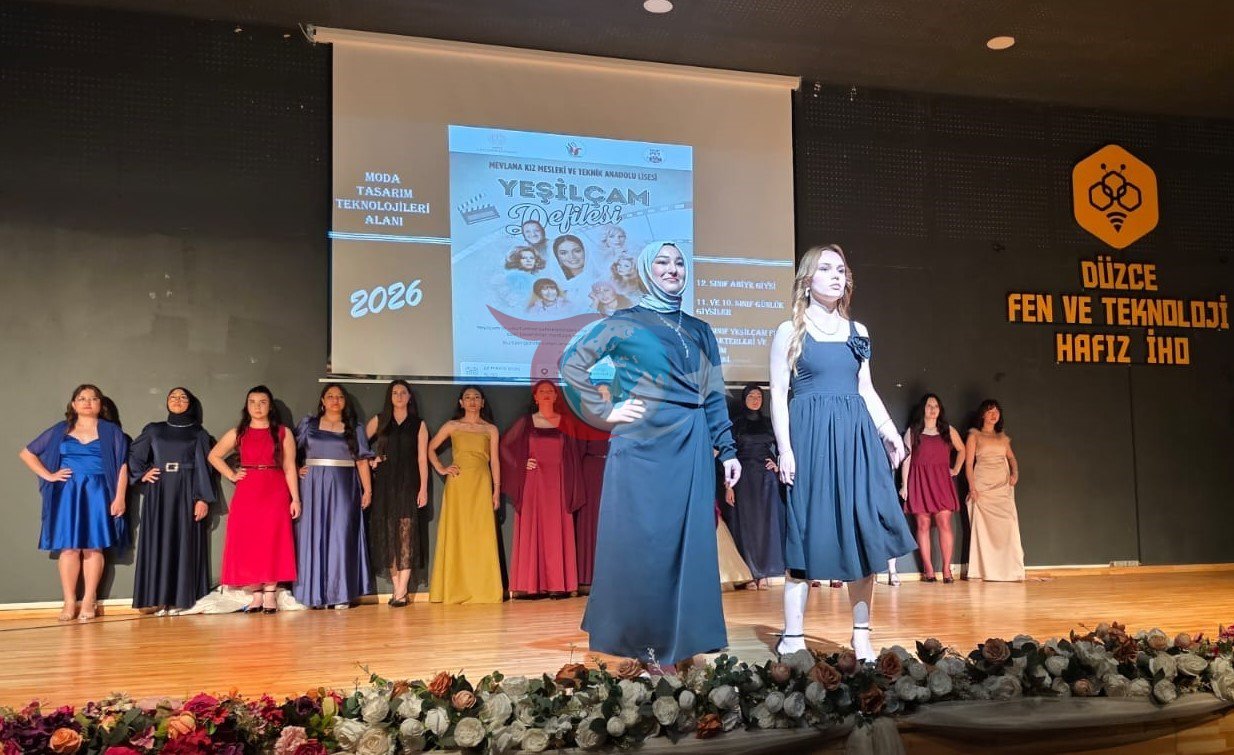 Düzce'de Yeşilçam Temalı Öğrenci Defilesi Büyük İlgi Gördü