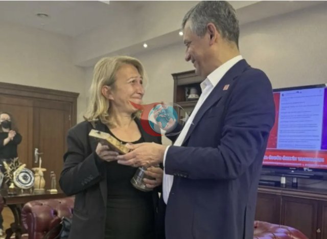 Özgür Özel, Genel Başkanlık mührünü böyle verdi - Resim: 1