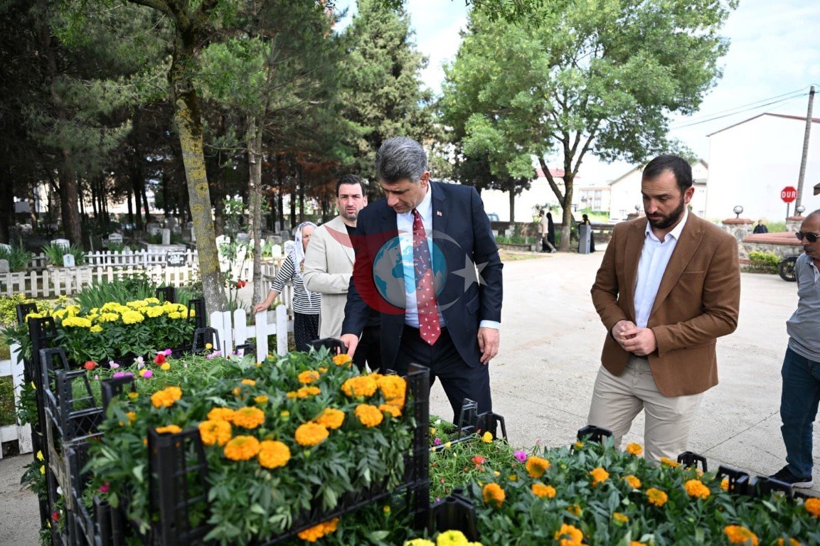 Kartepe Belediyesinden arife günü mezarlıklarda çiçek dağıtımı