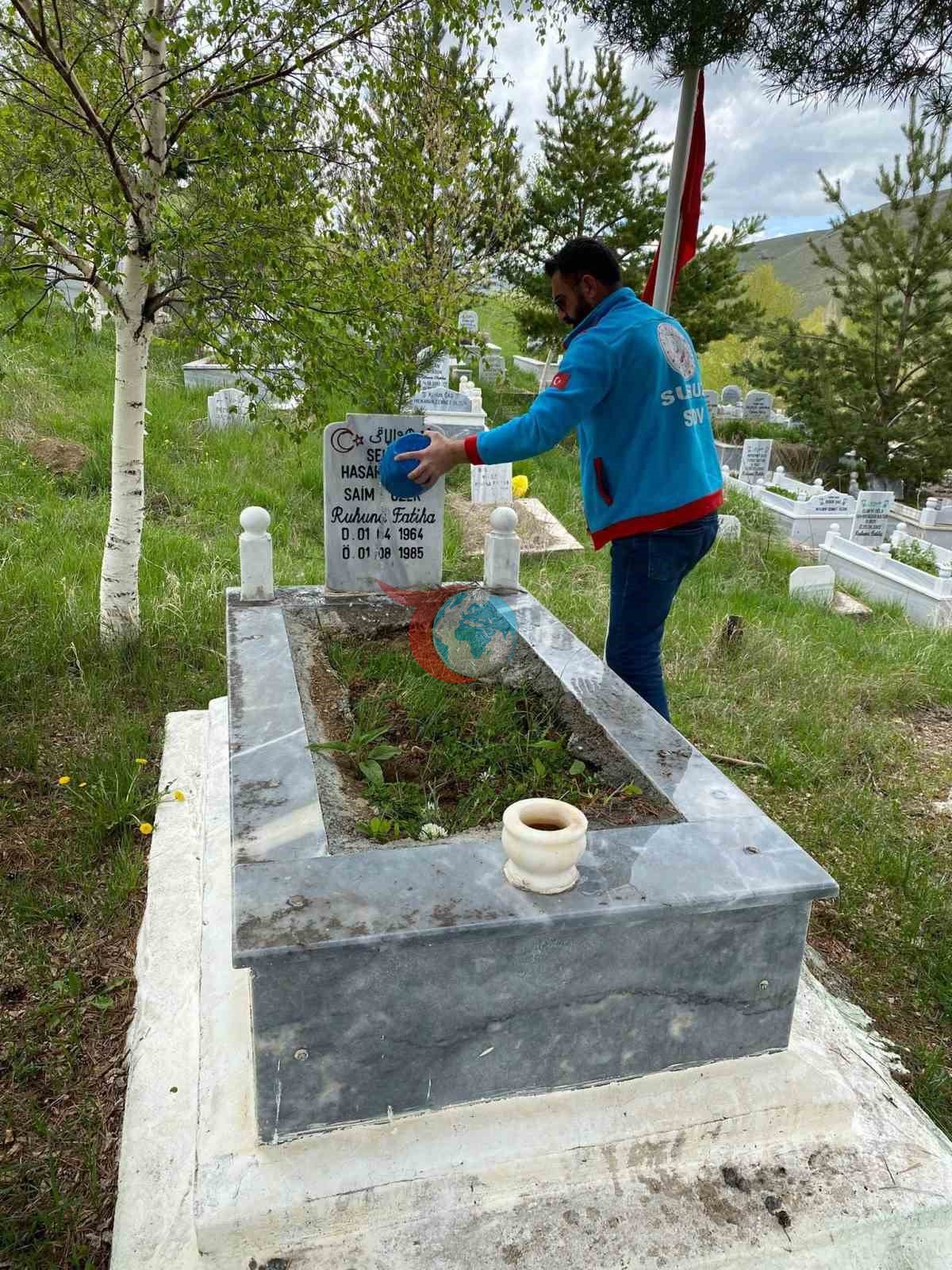 Kars Susuz'da Şehit Mezarları Bayram Öncesi Temizlendi