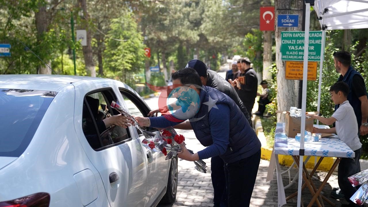 Elazığ'da Arife Günü Anlamlı Karanfil Dağıtımı