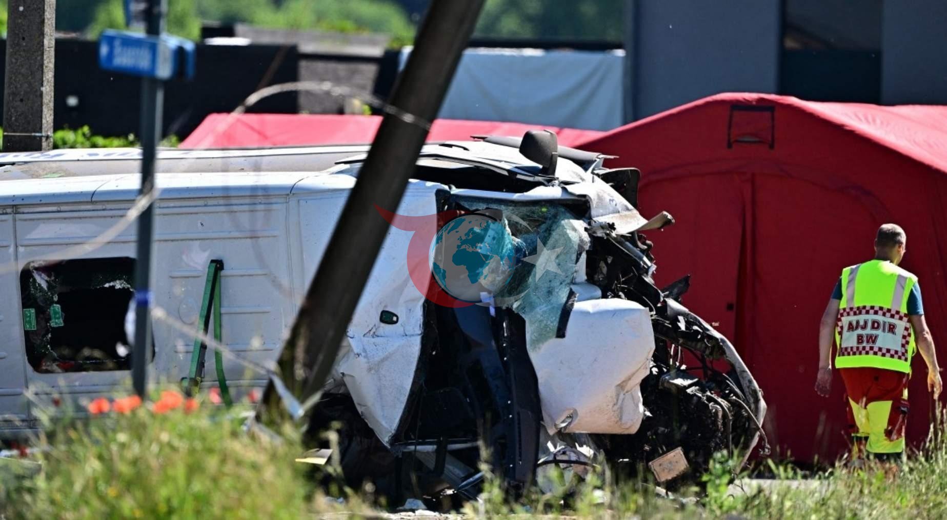 Belçika'da Tren ve Otobüs Çarpıştı: 4 Kişi Hayatını Kaybetti