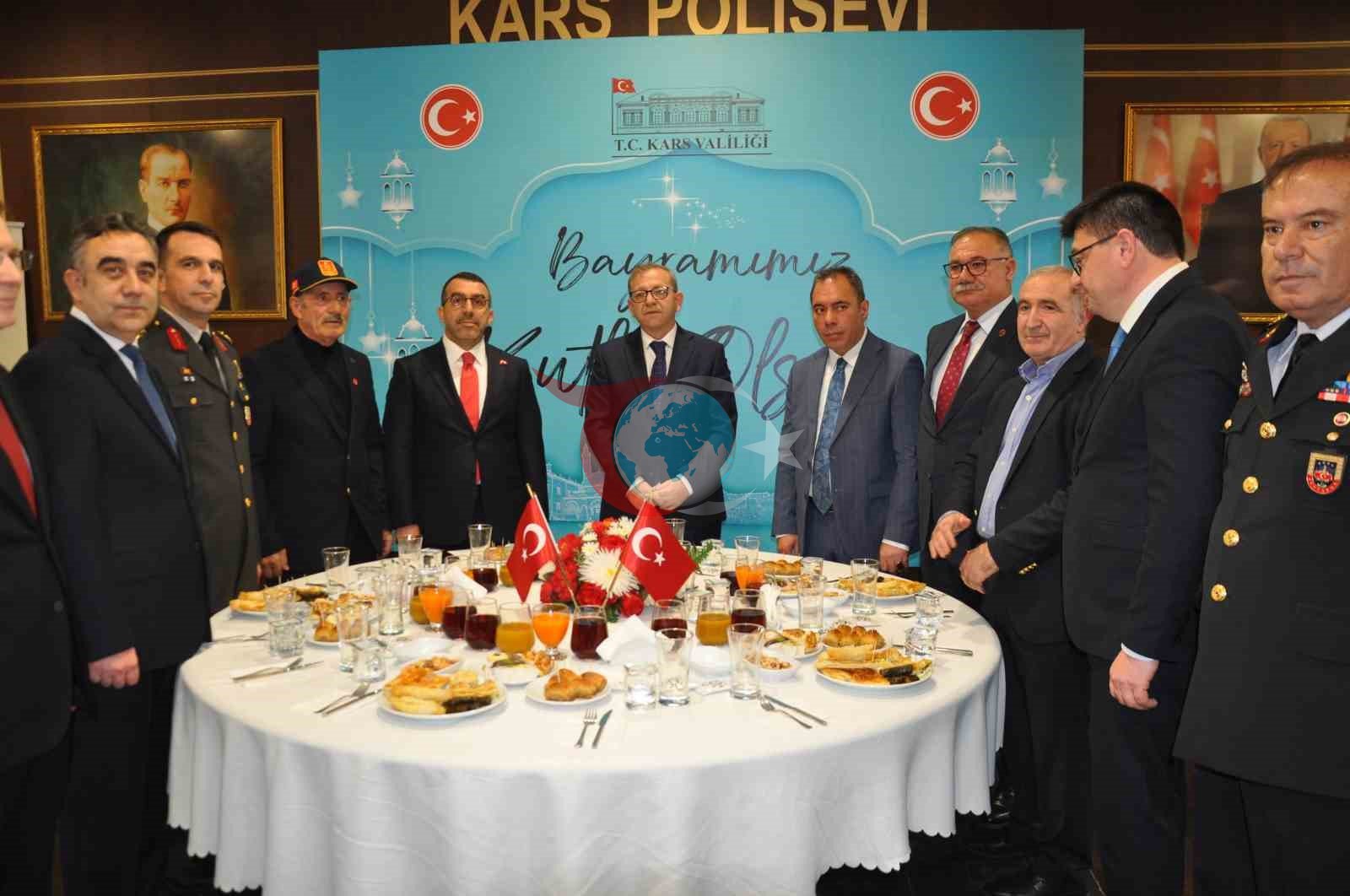 Kars’ta protokol bayramlaştı