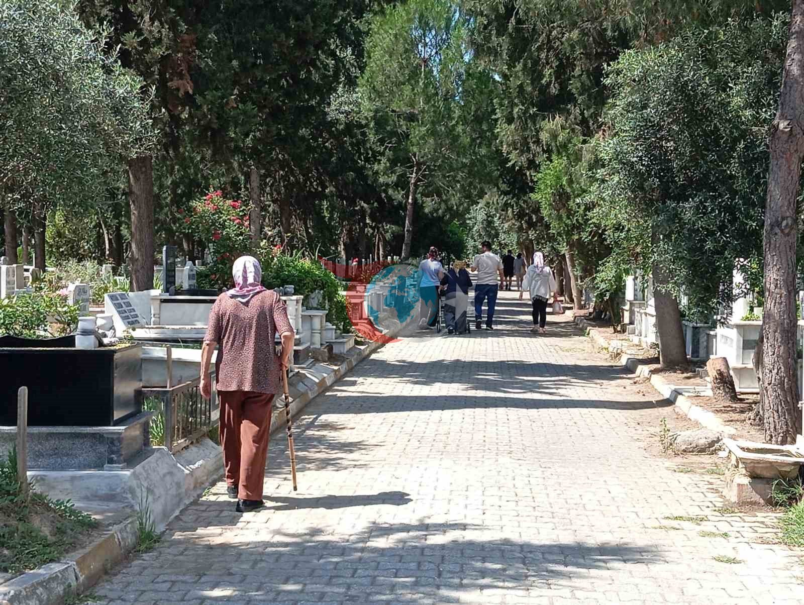 Nazilli'de Bayram Öncesi Mezarlıklara Yoğun Ziyaret