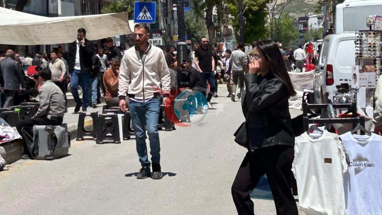 Van'da Bayram Yoğunluğu: Cumhuriyet Caddesi Hareketli