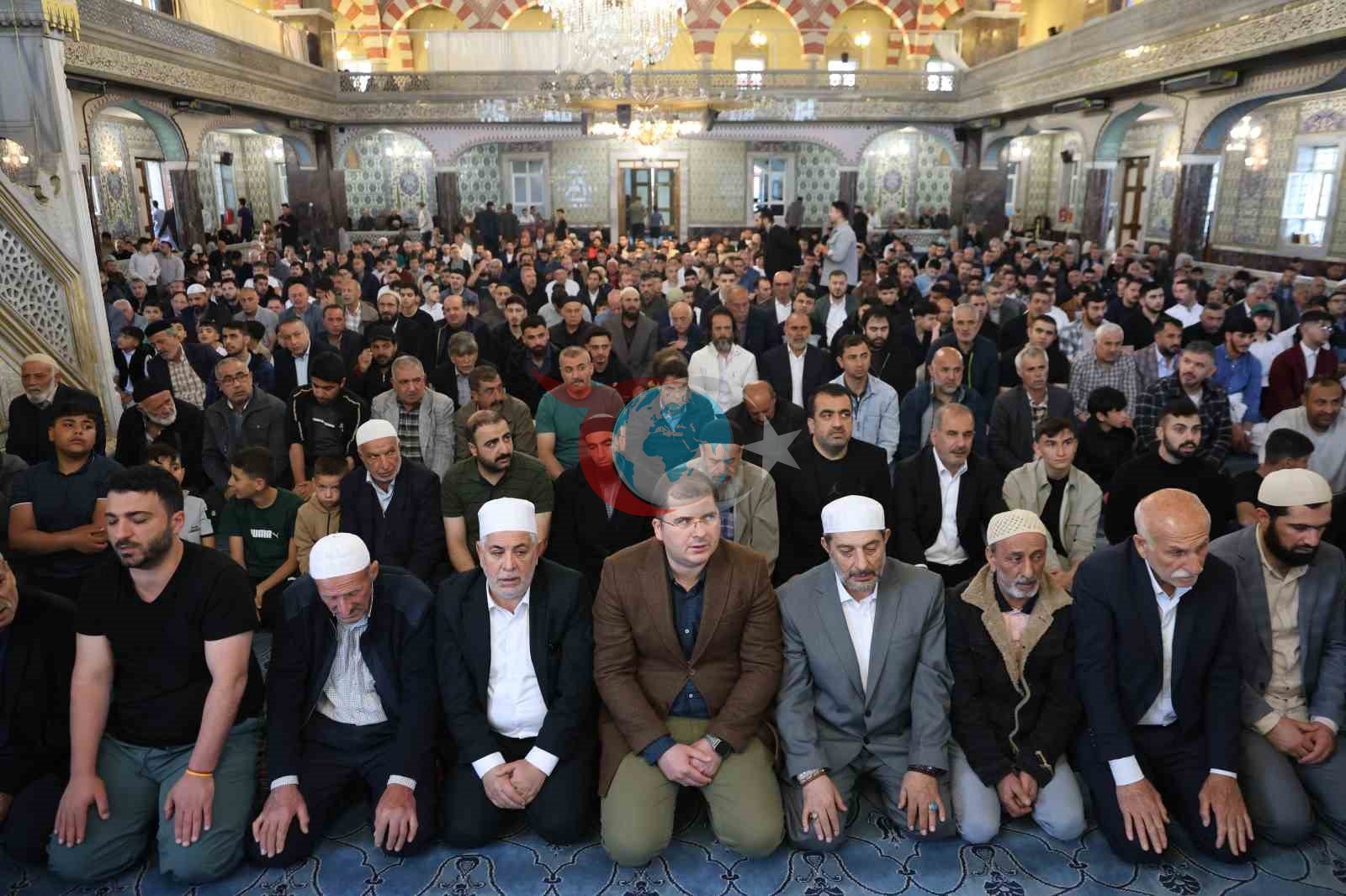 Elazığ'da Bayram Namazı Coşkusu: Camiler Dolup Taştı