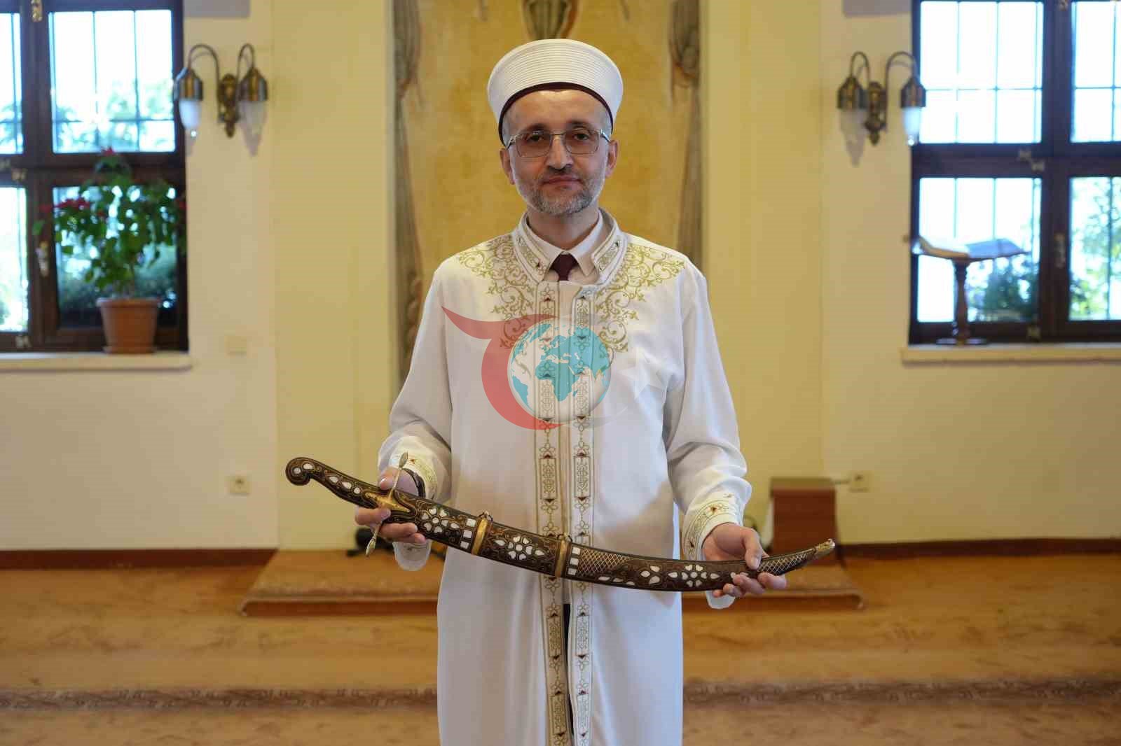 Sultan Abdülmecid&rsquo;in şifa bulduğuna inanılan camide 100 yıllık kılıçla bayram hutbesi