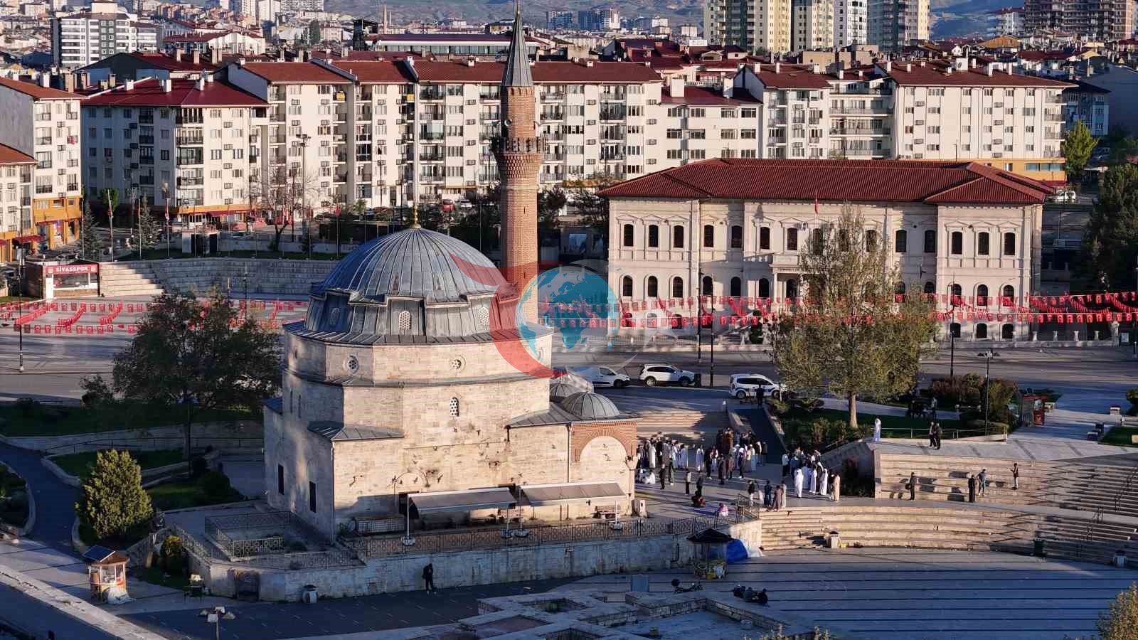 Tarihi Kale Camii'nde Yöresel Kıyafetlerle Bayram Sevinci