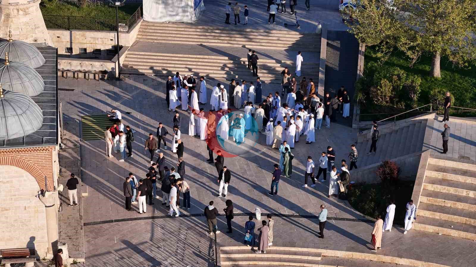 Yöresel kıyafetleriyle tarihi camide bayram namazı kıldılar