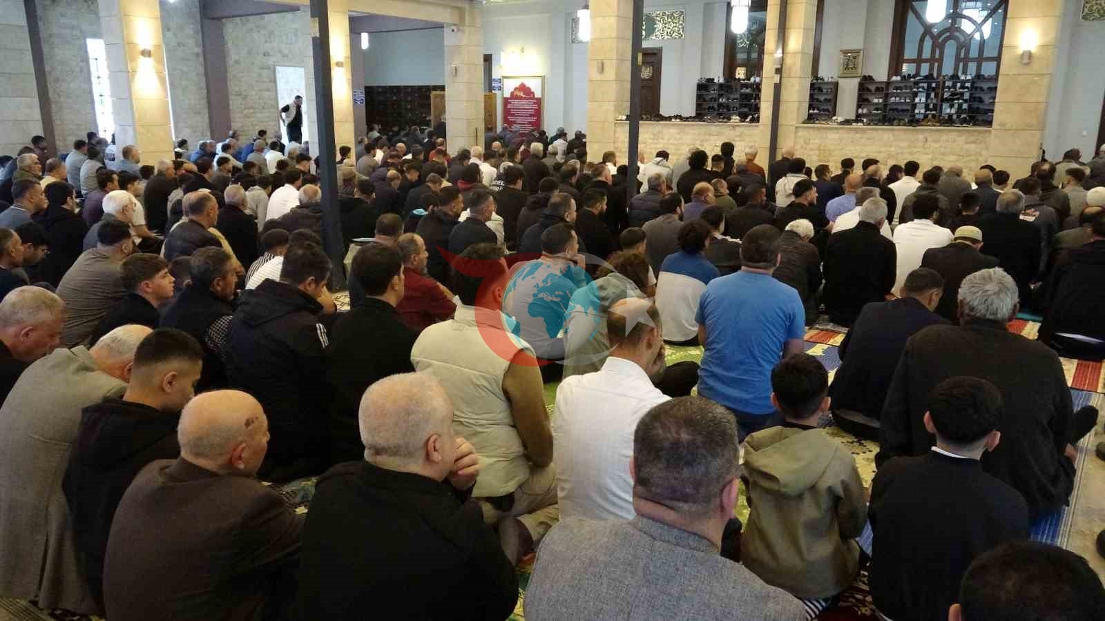 Малатядагы жарандар майрам үчүн мечитке агылды