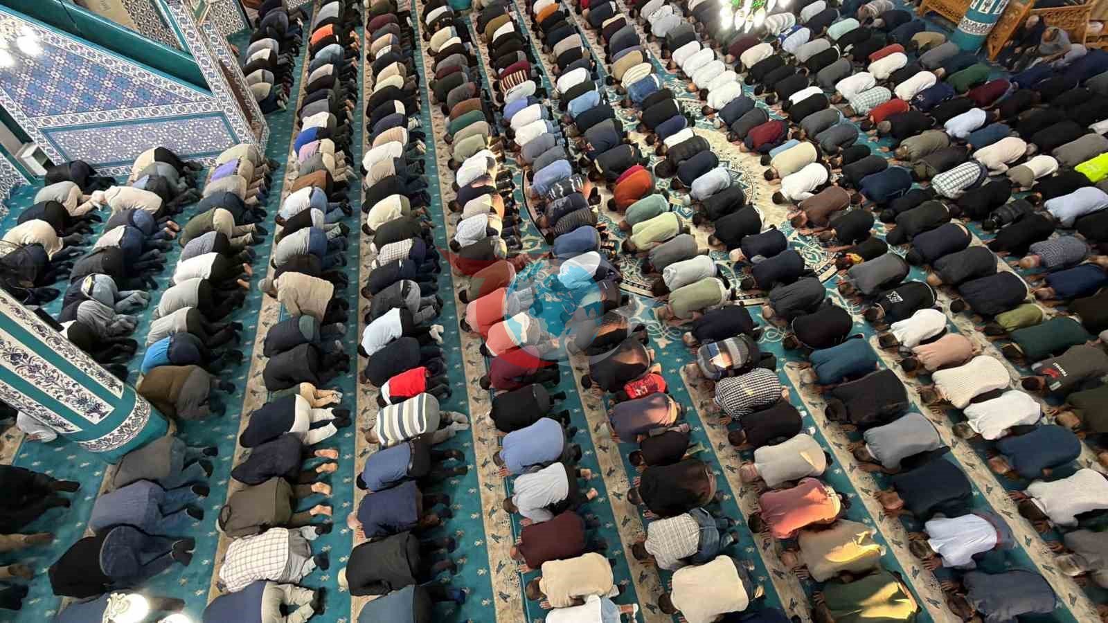 Osmaniye'de Bayram Namazı Coşkusu: Camiler Doldu, Protokol Bayramlaştı