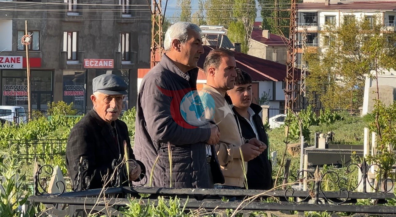 Yüksekova'da Bayram Namazı Sonrası Mezarlık Ziyaretleri Yoğunlaştı