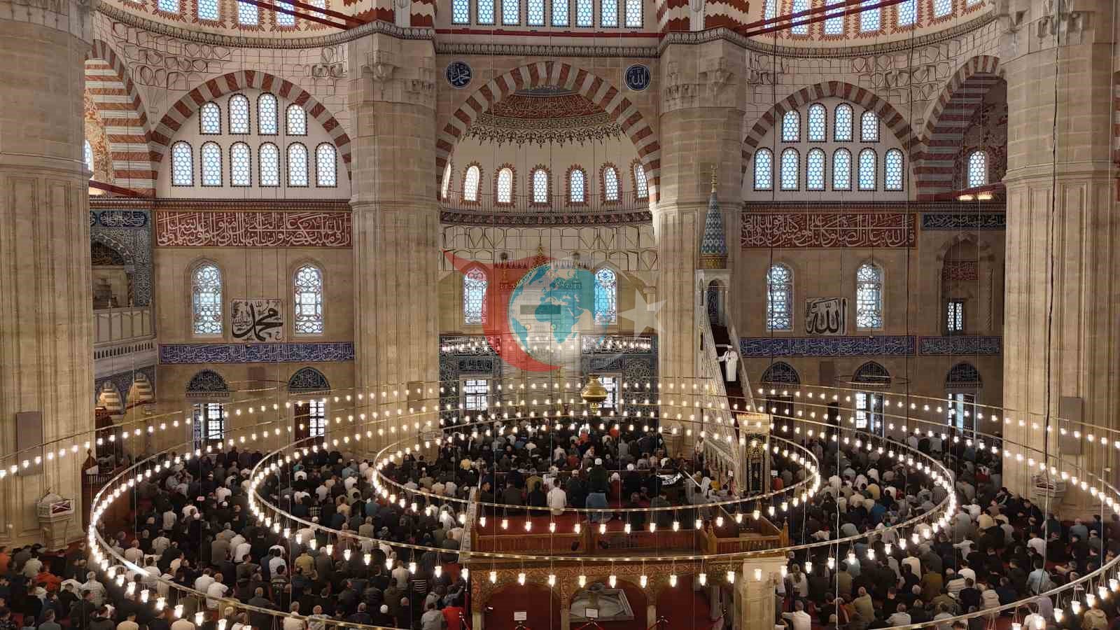Bakan Güler Selimiye Camii'nde Bayram Namazına Katıldı