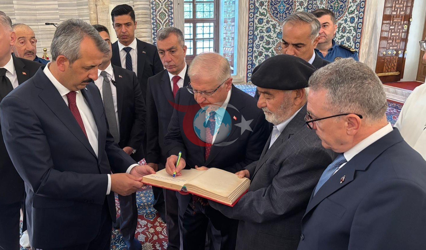 Bakan Güler Selimiye Camii&rsquo;nde vatandaşlarla bayramlaştı