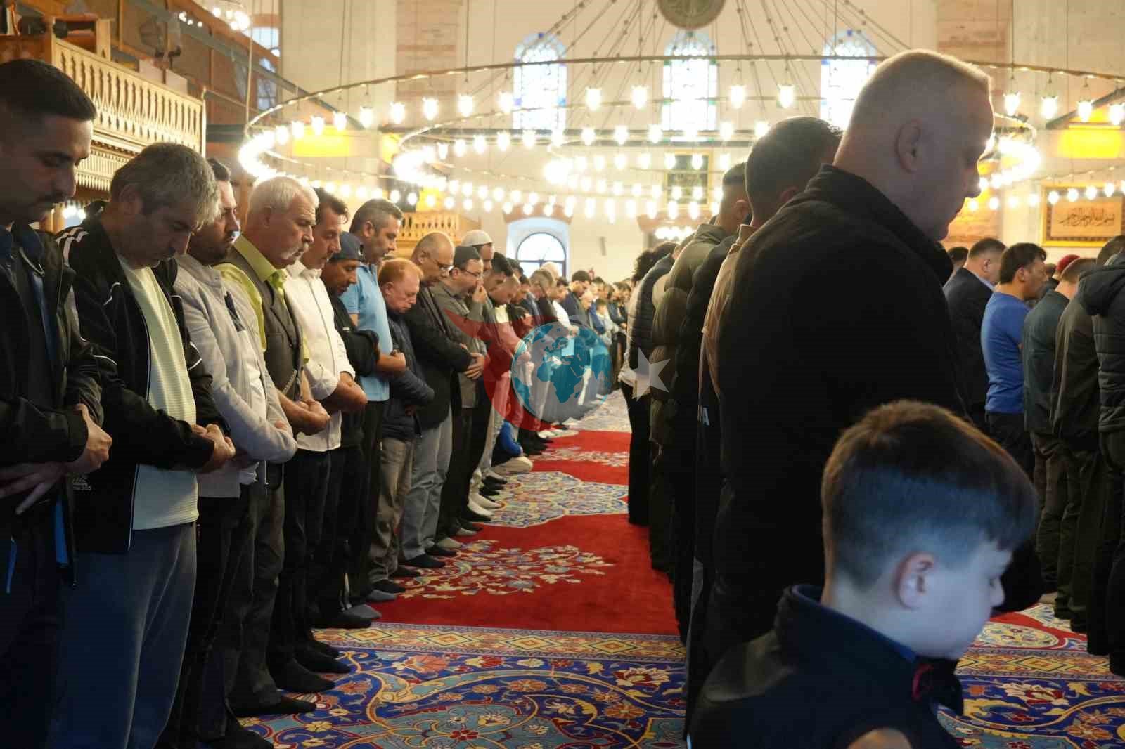 Balıkesir'de Zağnospaşa Cami'nde Coşkulu Bayramlaşma