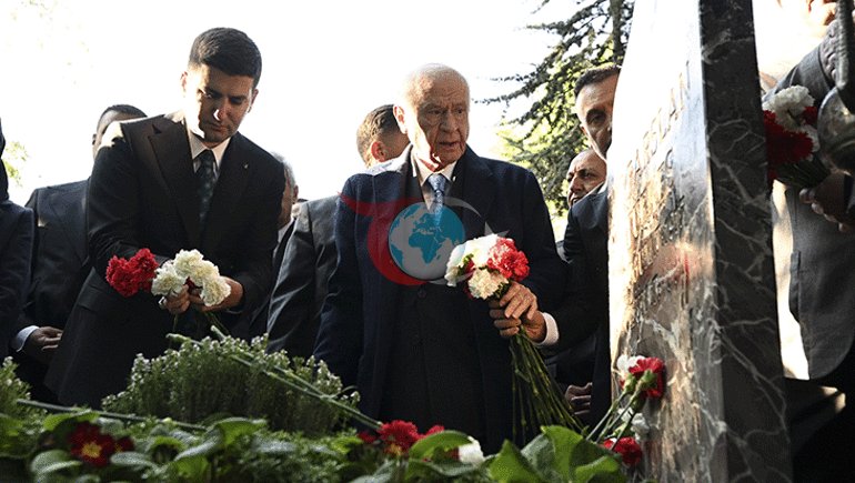 MHP Genel Başkanı Bahçeli, Alparslan Türkeş’in kabrini ziyaret etti