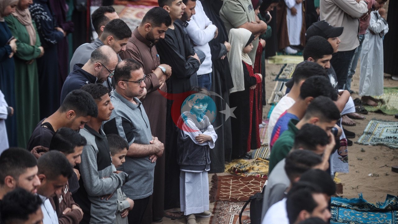 Qəzzada bayram namazı: Dağıntı və çadırlarda ümid