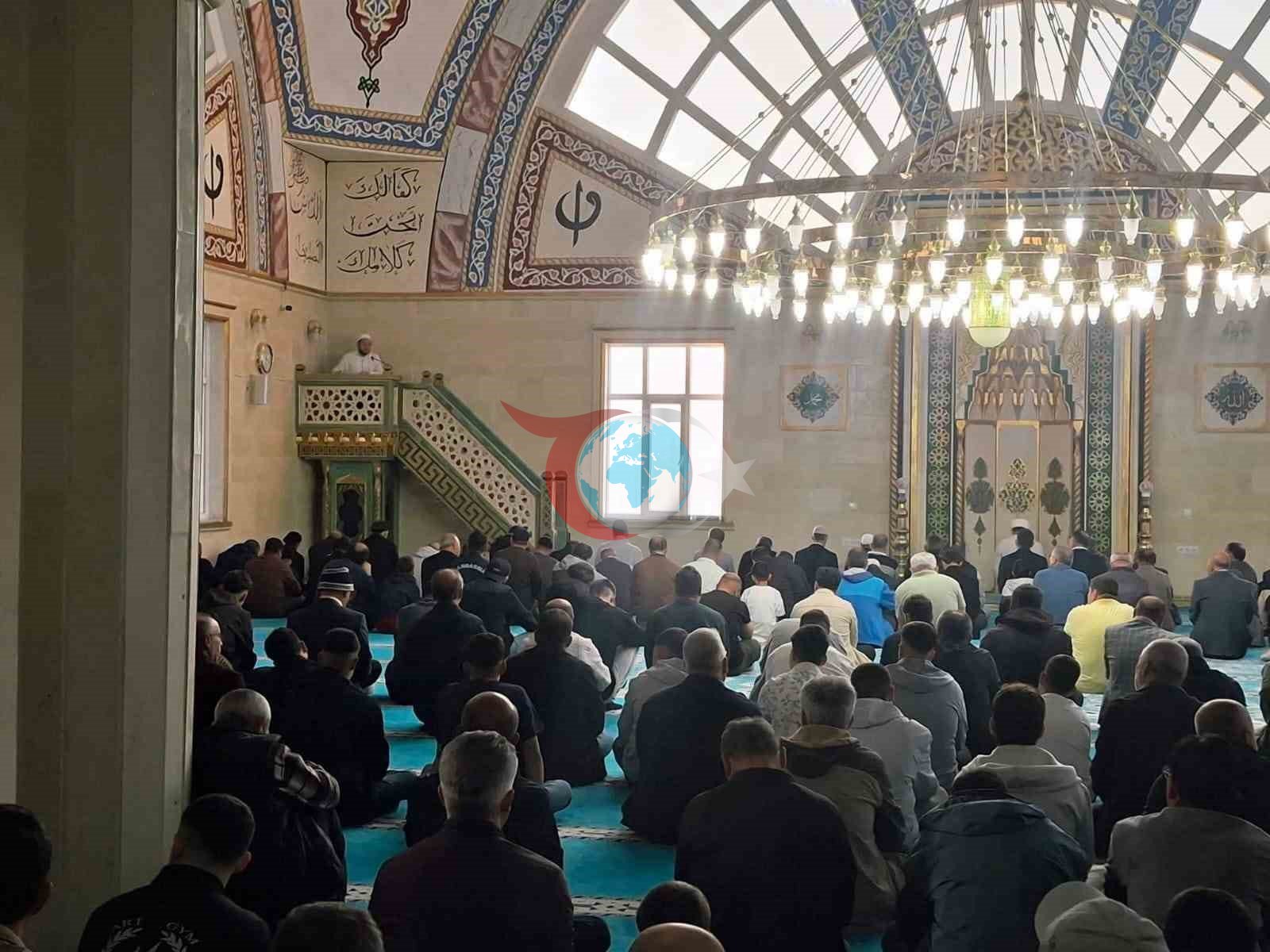 Selendi'de Bayram Namazı Coşkusu: Camiler Dolup Taştı