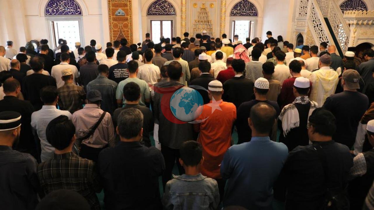 Tokio məscidində üç dəfə bayram namazı qılındı: Müsəlmanlar birlikdə