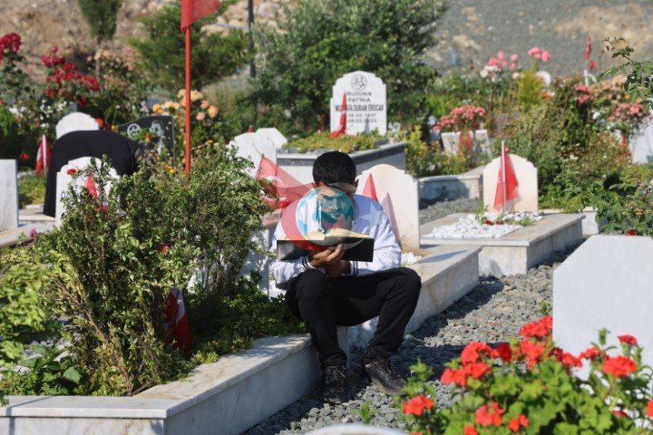 Hatay’da deprem şehitliğinde buruk Kurban Bayramı