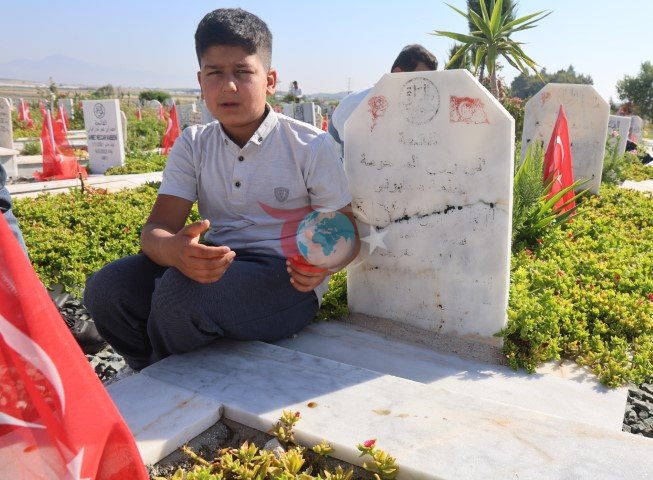Hatay’da deprem şehitliğinde buruk Kurban Bayramı