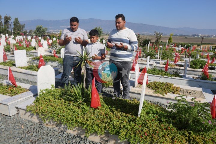 Hatay’da deprem şehitliğinde buruk Kurban Bayramı