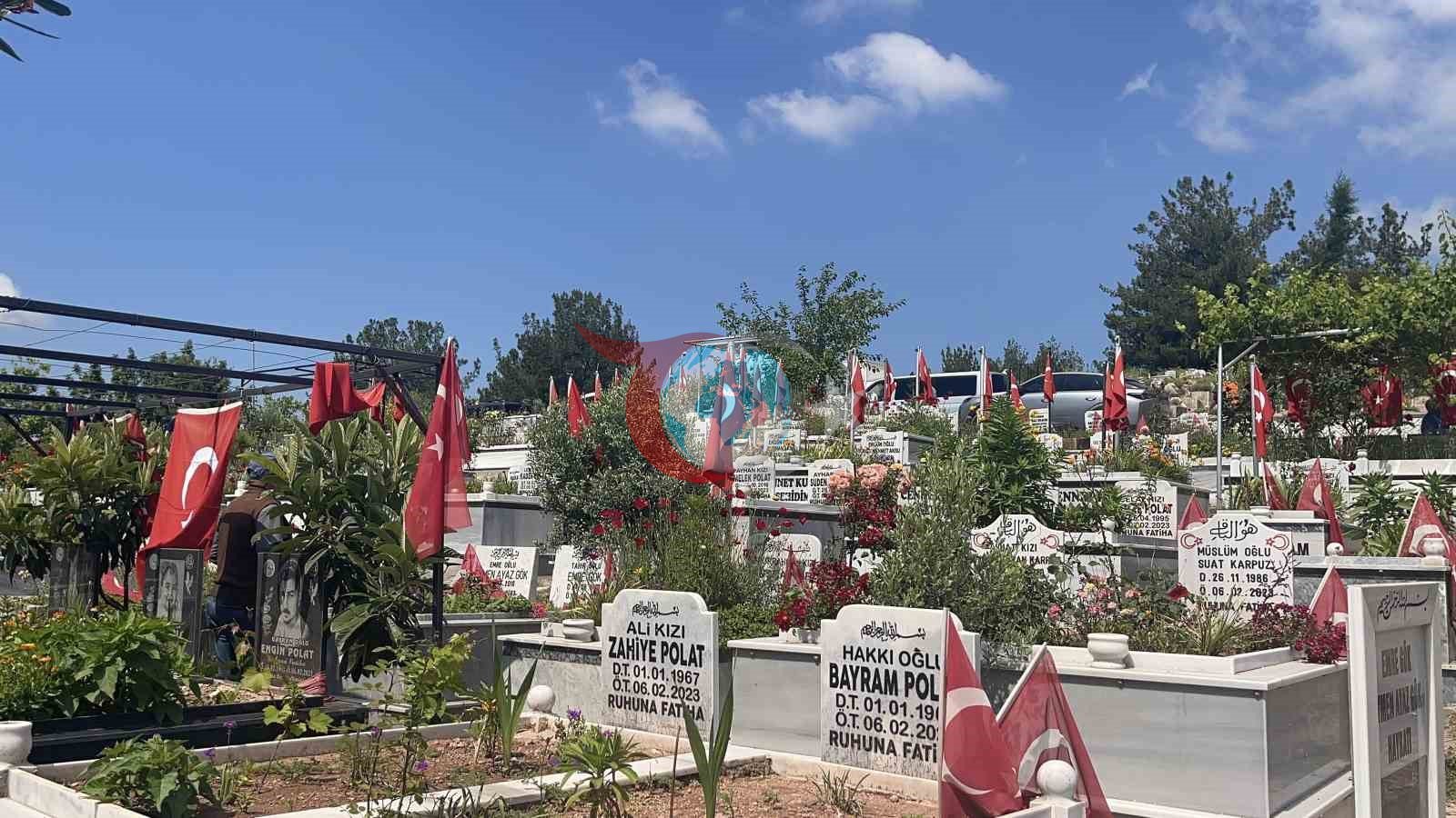 Osmaniye Deprem Şehitliğinde Bayramın Duygusal Yüzü