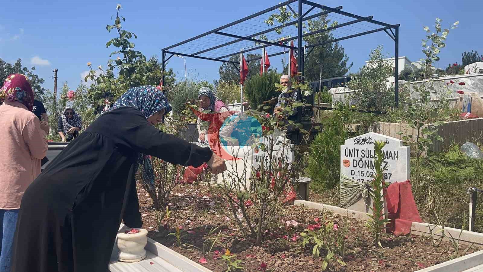 Osmaniye deprem şehitliğinde hüzünlü bayram