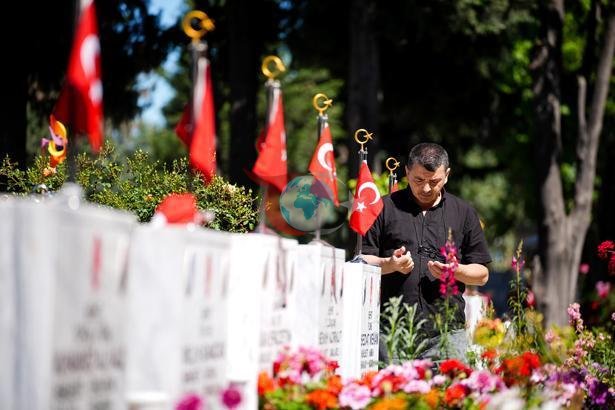Şehit Ailelerinin Bayramda Edirnekapı Şehitliği'nde Anlamlı Ziyareti