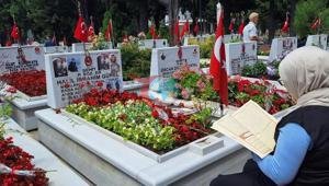 Bayram öncesi vatandaşlar Edirnekapı Şehitliği’ni ziyaret etti