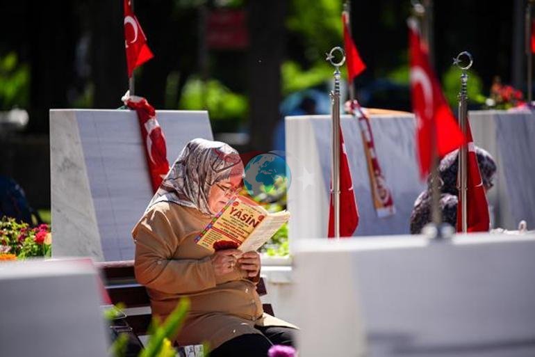 Şehit aileleri Kurban Bayramının ilk günü Edirnekapı Şehitliğini ziyaret etti