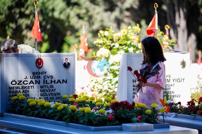 Şehit aileleri Kurban Bayramının ilk günü Edirnekapı Şehitliğini ziyaret etti