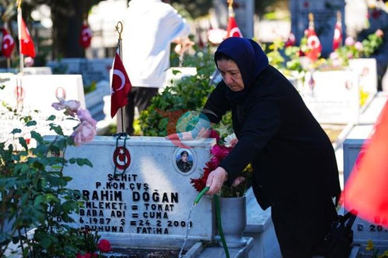 Şehit aileleri Kurban Bayramının ilk günü Edirnekapı Şehitliğini ziyaret etti