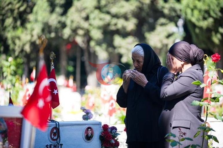 Şehit aileleri Kurban Bayramının ilk günü Edirnekapı Şehitliğini ziyaret etti