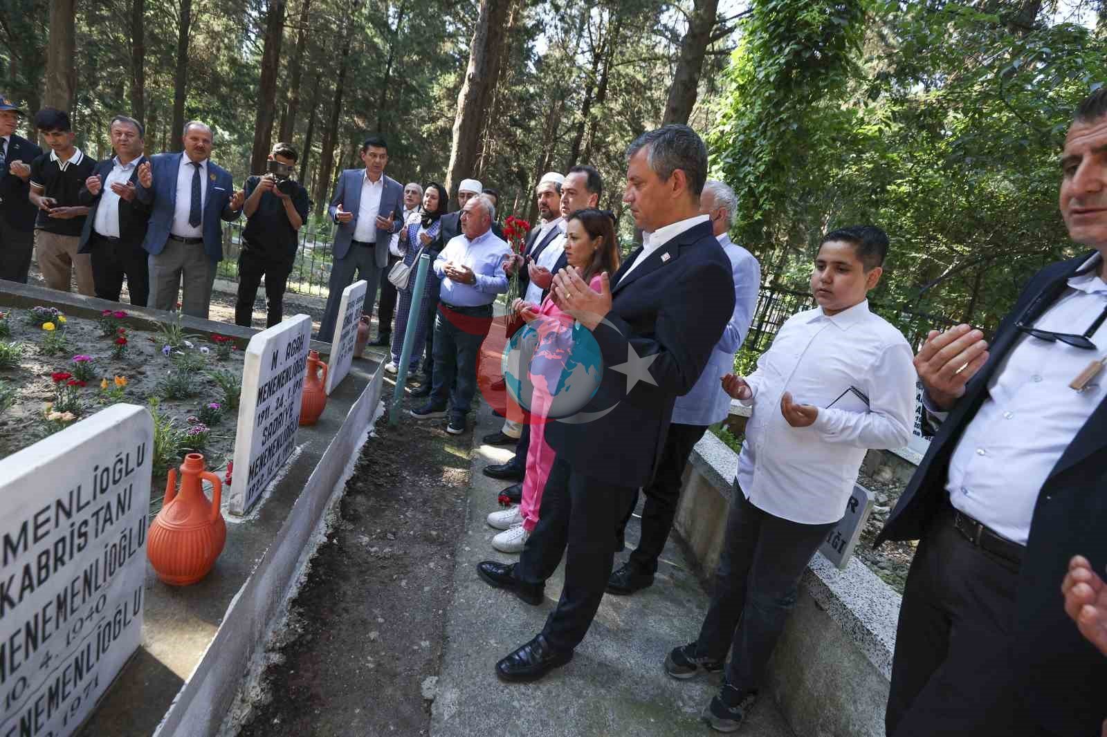 Özgür Özel Manisa'da Şehitlik ve Mezarlık Ziyareti Gerçekleştirdi
